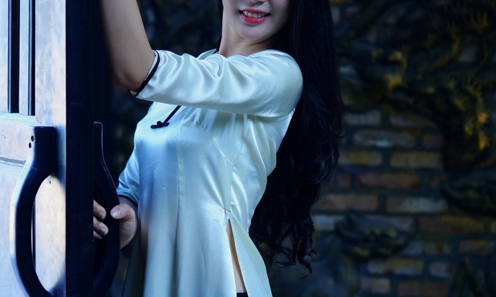 Thiếu nữ đẹp hút hồn trong không gian làng cổ